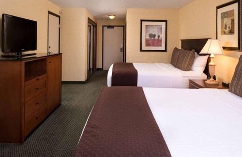 Tri-Cities Hotel | Proximity At its Best! Modish Unit Near Columbia Center Mall! Pool, Parking!
