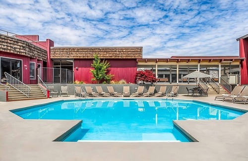 Tri-Cities Hotel | Proximity At its Best! Modish Unit Near Columbia Center Mall! Pool, Parking!