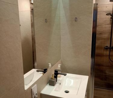 Krzyki Apartment | Przytulne studio - 2 pokoje,parking,blisko centrum-6km,tramwaj, Nflix, park, spokój,