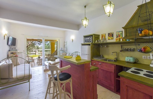 Limni House | PUCK-A Cozy Studio at IL Giardino Segreto Di Prospero