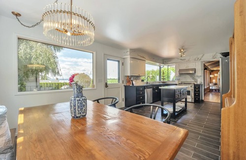 Des Moines House | Puget Sound View Stunner in Marina Beach Town