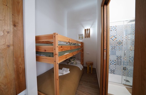 Pulsano Bed & Breakfast | Pumo room symbolizing fertility, abundance and prosperity