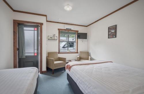 Punakaiki Hotel | Punakaiki Rocks Hotel & Garden Bar
