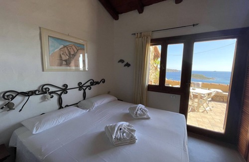 Capo Coda Cavallo Apartment | Punta Est Trilocale Soppalco con Terrazza Vista Mare