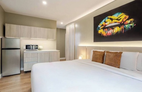 Gay Village Hotel | Pure King – Berri-UQAM Escape