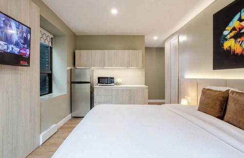 Gay Village Hotel | Pure King – Berri-UQAM Escape