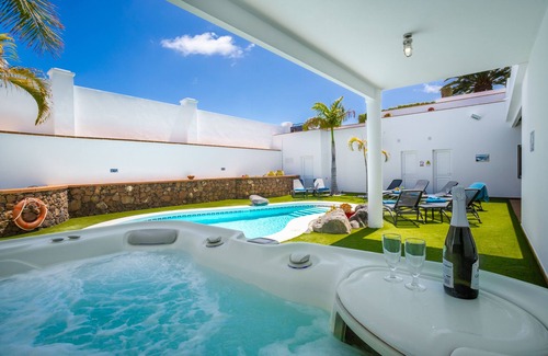 Puerto Calero Villa | PURE LUXURY 4 Bedroom 5 bathroom Villa With Heated pool, Aircon and Hot Tub