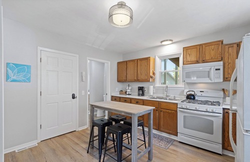 Portage Apartment | Purple Door Retreat- Wi-Fi, 20 Minutes from Wisconsin Dells