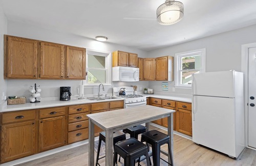 Portage Apartment | Purple Door Retreat- Wi-Fi, 20 Minutes from Wisconsin Dells