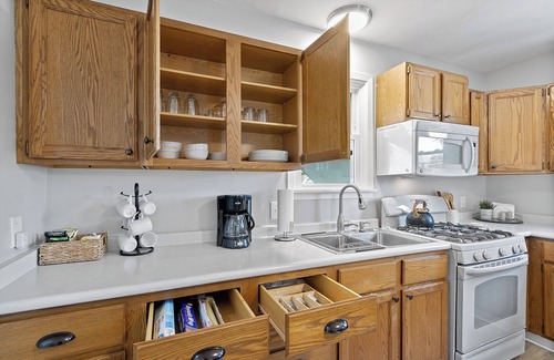 Portage Apartment | Purple Door Retreat- Wi-Fi, 20 Minutes from Wisconsin Dells