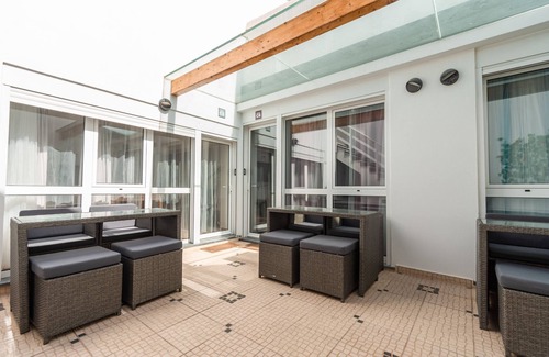 Peniche de Cima Apartment | Purple Studio with shared patio, 200 meters, 3 min by foot Beach of Peniche