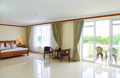 Sampov Meas Hotel | Pursat Riverside Hotel and Spa