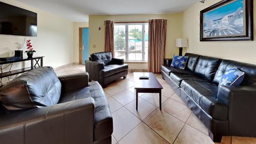 Put-in-Bay House | Put-in-Bay Poolview Condo #4