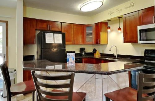 Put-in-Bay House | Put-in-Bay Poolview Condo #8
