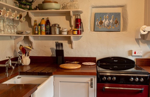 Sudbury Cottage | Putts Cottage - a romantic holiday cottage that sleeps 3 guests in 2 bedrooms