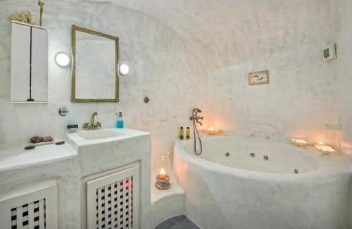 Exo Gonia Villa | Pyrgos 3-Bed Villa Sleeps 8 with Pool and AirCon