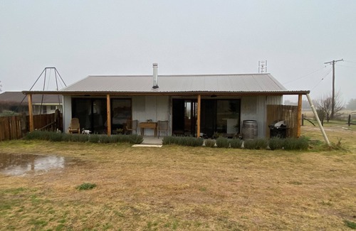 Budgee Budgee Cabin | Q1 on Crestview, Adorable 1 Bedroom Farm Stay Cabin