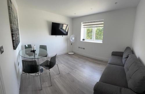 West Thurrock Apartment | QB Stylish 2 Bedroom Apartment - Smart TV - Wifi - Parking