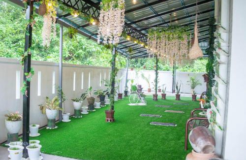 Kampung Bukit Tok Bat Hotel | Qiu's Event House Deluxe Room