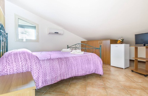 Piana Calzata Apartment | Quadruple Room with Balcony n4 Via Salvatore Onion n1 second floor