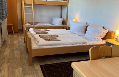 Albstadt Apartment | Quadruple room with shower and WC