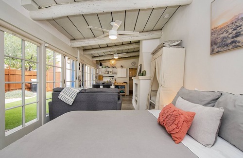 Jefferson Park House | Quailette - Cozy pet friendly studio w/outdoor space minutes from the UofA!