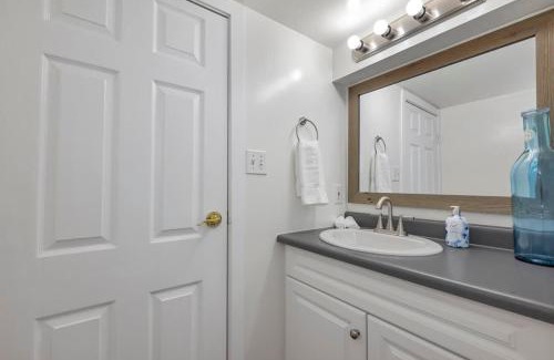 Saanich West House | Quaint 1 bedroom lower suite in Victoria, BC