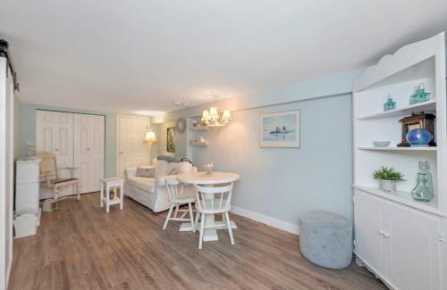 Saanich West House | Quaint 1 bedroom lower suite in Victoria, BC