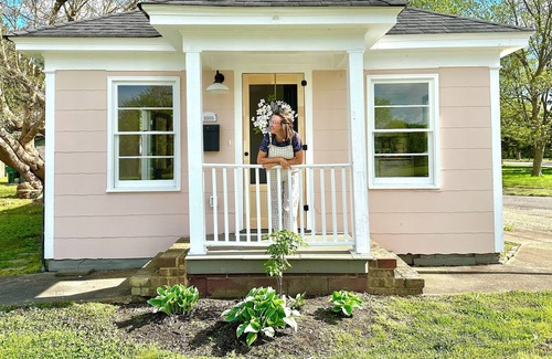Hopewell Cottage | Quaint 1910 cottage directly across from Grant's Headquarters in City Point, VA.