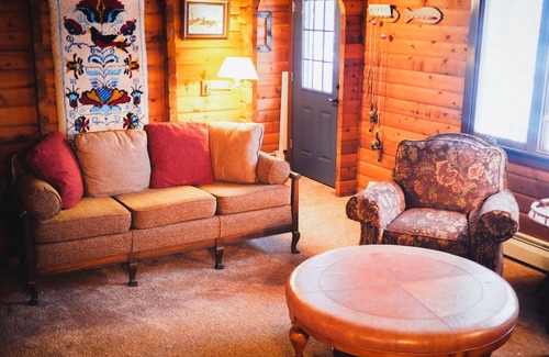 Lac du Flambeau Cabin | Quaint 2-bedroom Pan Abode Cedar Log cabin on FENCE LAKE in Lac du Flambeau.