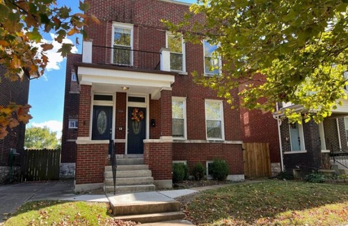 St. Louis Apartment | Quaint 2 Bedroom Flat with Office
