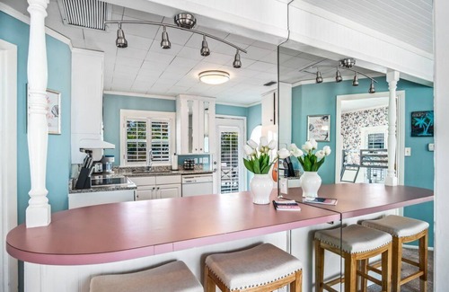 Central Naples House | Quaint 2BR Beach Cottage – Heated Pool & Patio