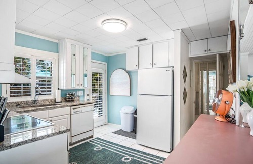 Central Naples House | Quaint 2BR Beach Cottage – Heated Pool & Patio