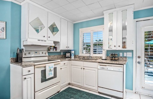 Central Naples House | Quaint 2BR Beach Cottage – Heated Pool & Patio