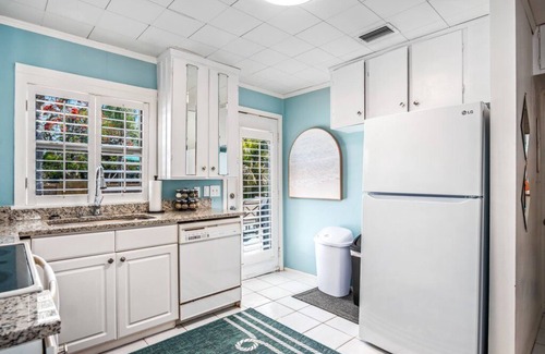 Central Naples House | Quaint 2BR Beach Cottage – Heated Pool & Patio