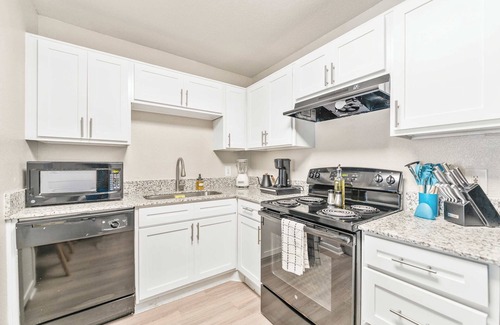 Pleasant Valley Apartment | Quaint 2BR King Suite w Gym& close to DT