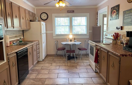 Iaeger House | Quaint 3 Bedroom House Free Parking on Premises