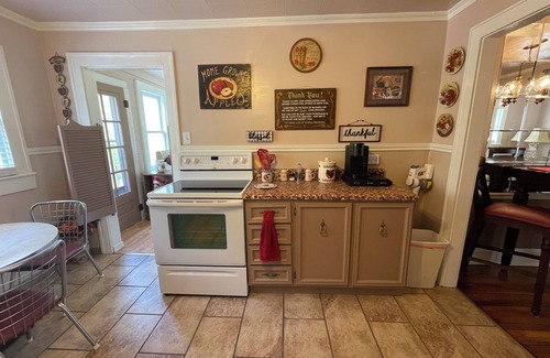 Iaeger House | Quaint 3 Bedroom House Free Parking on Premises