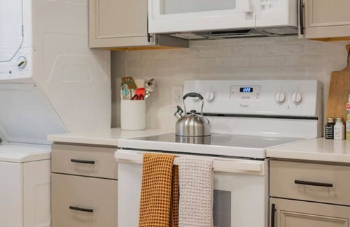 Peakland House | Quaint 3-BR Getaway | Free Parking + Free WiFi