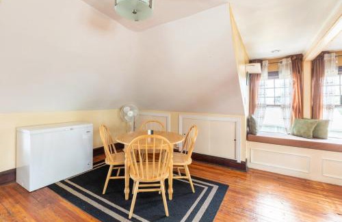 Upper Darby Apartment | Quaint 3rd Floor Loft