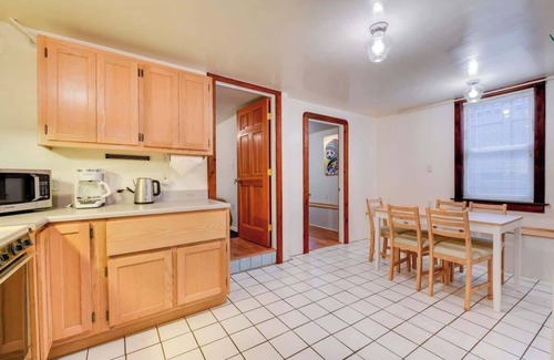 Emeryville Apartment | Quaint and Charming 2BR APT in Central Oakland