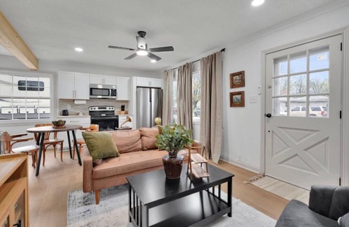 Evansville House | Quaint and Cozy Retreat!