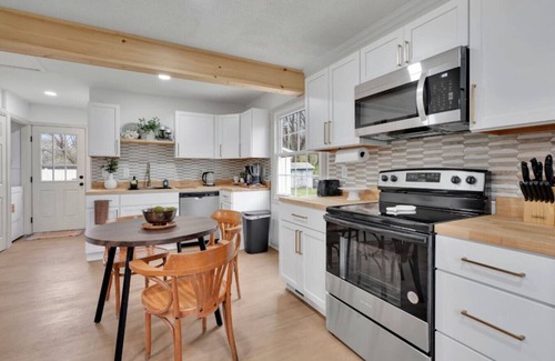 Evansville House | Quaint and Cozy Retreat!