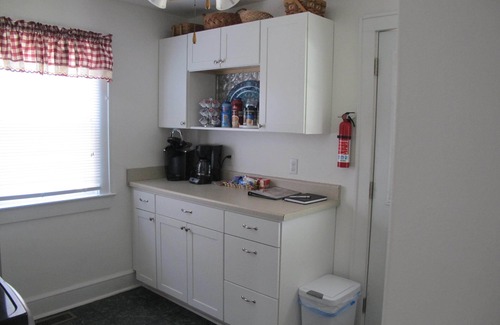 Woolen Mills House | Quaint and Cozy, 2 Bed, I Bath, Full Kitchen Cottage with Off Street Parking