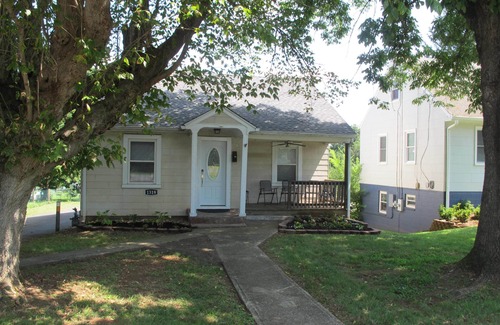 Woolen Mills House | Quaint and Cozy, 2 Bed, I Bath, Full Kitchen Cottage with Off Street Parking