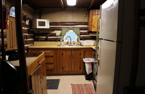 Clarington Cabin | Quaint Cabin For Large Family, Dog Friendly, 2 Minutes to River