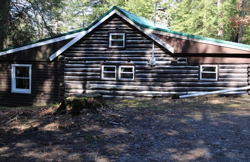 Clarington Cabin | Quaint Cabin For Large Family, Dog Friendly, 2 Minutes to River