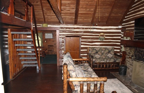 Clarington Cabin | Quaint Cabin For Large Family, Dog Friendly, 2 Minutes to River