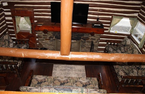 Clarington Cabin | Quaint Cabin For Large Family, Dog Friendly, 2 Minutes to River