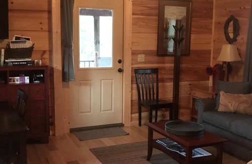 Tryon Cabin | Quaint cabin with A/C, Wifi, close to wineries!